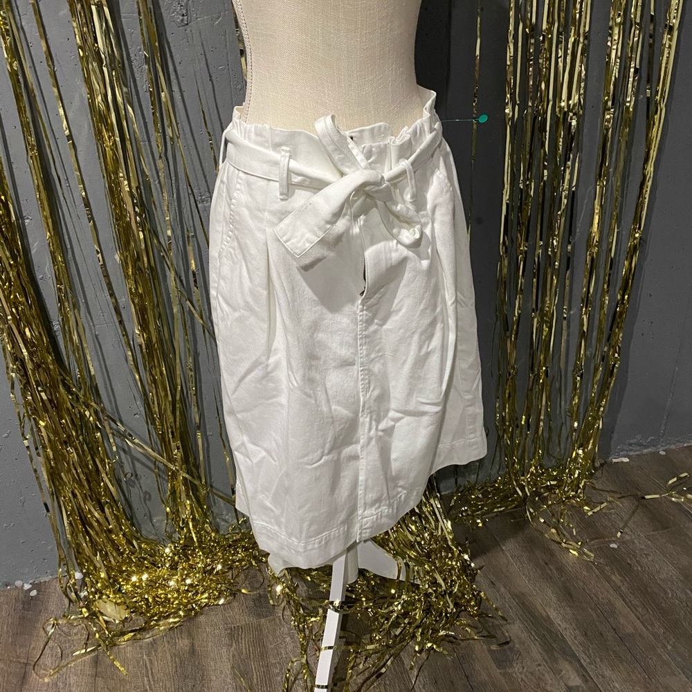 Women's white skirt with belt and pockets